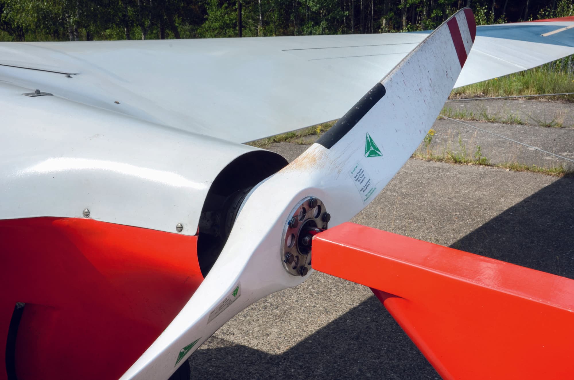 Kleinflugzeug auf dem Flugplatz